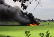 Uitslaande tractorbrand met veel rook in De Zilk