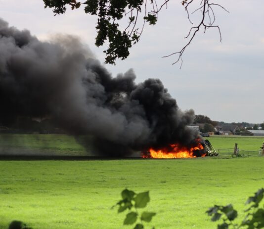 Uitslaande tractorbrand met veel rook in De Zilk