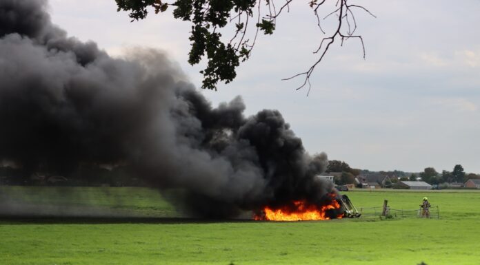 Uitslaande tractorbrand met veel rook in De Zilk