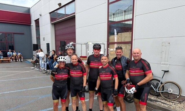 Noordwijks team fietst 11.000 euro bijeen in Ride for the Roses