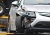 Auto klapt tegen boom