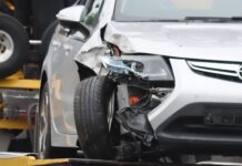Auto klapt tegen boom