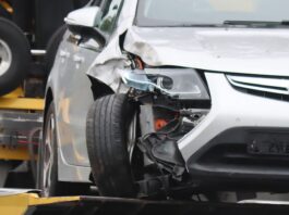 Auto klapt tegen boom