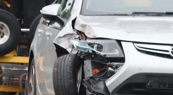Auto klapt tegen boom