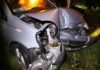 Auto total loss na botsing tegen boom