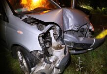 Auto total loss na botsing tegen boom