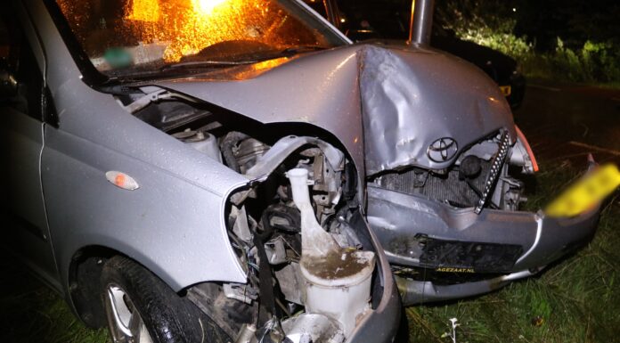 Auto total loss na botsing tegen boom