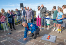 Astronaut Daniel Tani onthult tegel op Walk of Space