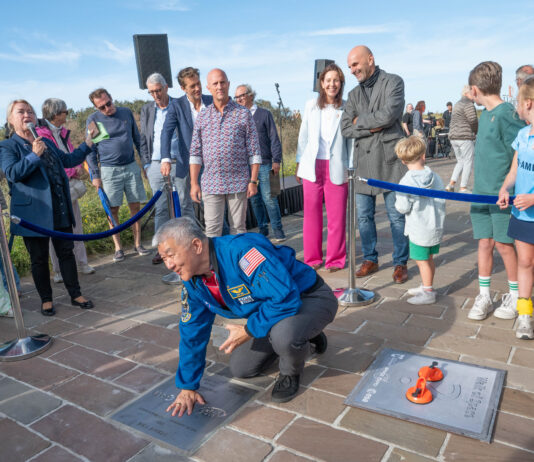 Astronaut Daniel Tani onthult tegel op Walk of Space