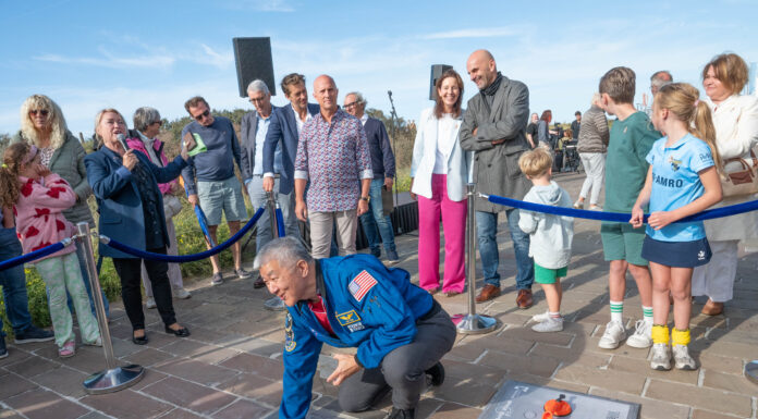 Astronaut Daniel Tani onthult tegel op Walk of Space