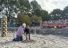 Drukte aan de Guido Gezellelaan in Hillegom: eerste paal basisschool De Giraf de grond in