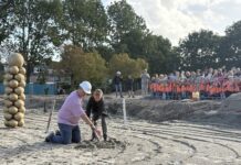Drukte aan de Guido Gezellelaan in Hillegom: eerste paal basisschool De Giraf de grond in