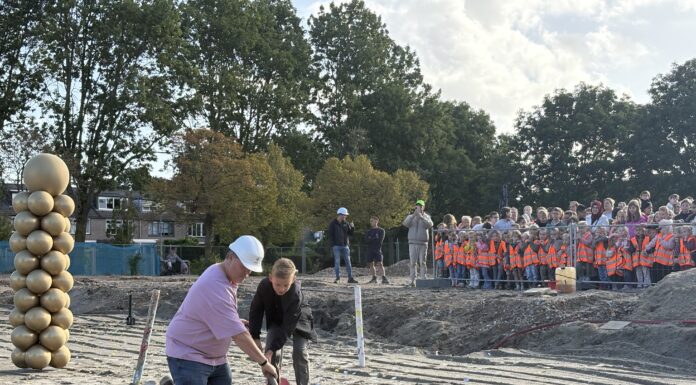 Drukte aan de Guido Gezellelaan in Hillegom: eerste paal basisschool De Giraf de grond in