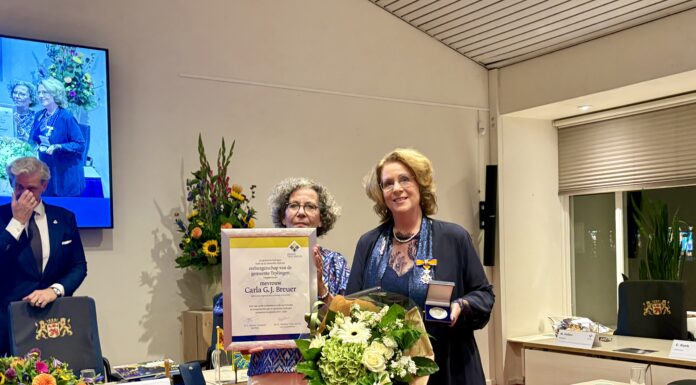 Oud-burgemeester Breuer krijgt hoogste onderscheiding Teylingen uitgereikt tijdens laatste raad