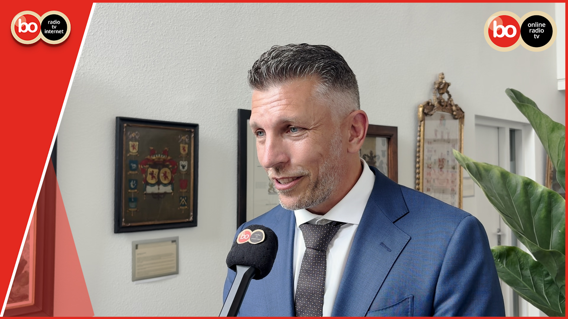 [VIDEO] Voormalig BBB-minister Frank Rijkaart ondanks blessure van start als nieuwe burgemeester Tey