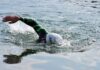 Niels Onderwater zwemt 60 kilometer door Ringvaart en haalt 11.001 euro op