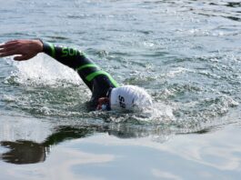 Niels Onderwater zwemt 60 kilometer door Ringvaart en haalt 11.001 euro op