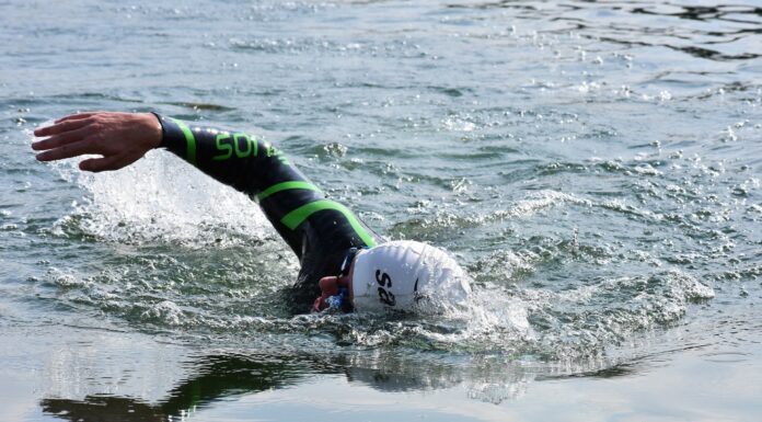 Niels Onderwater zwemt 60 kilometer door Ringvaart en haalt 11.001 euro op