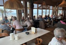 Vrijwilligers en deelnemers van De Zonnebloem leren elkaar kennen in Noordwijk