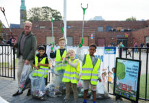 Leerlingen Kindercampus Joseph ruimen Lisse op
