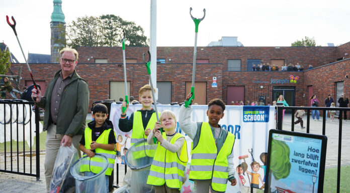 Leerlingen Kindercampus Joseph ruimen Lisse op