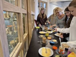 Groep 8 van De Tweemaster ontbijt met burgemeester Nieuwenhuizen in gemeentehuis