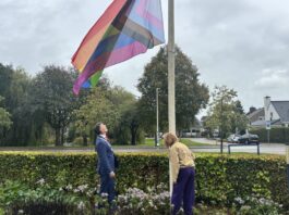 Regenboogvlag gehesen in Sassenheim