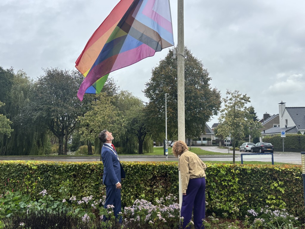 Regenboogvlag gehesen in Sassenheim