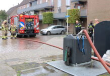 Brandweer blust brand in ondergrondse container in Sassenheim