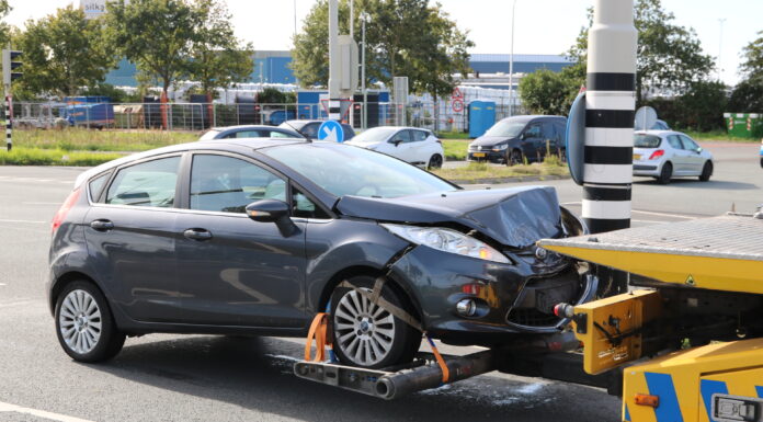 Botsing op kruising N207/N208 veroorzaakt file
