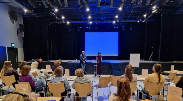 Persoonlijke verhalen raken tijdens bijeenkomst Taalpact in Warmond