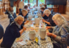Deelnemers workshop decoreren vazen bij Zwarte Tulp Lisse