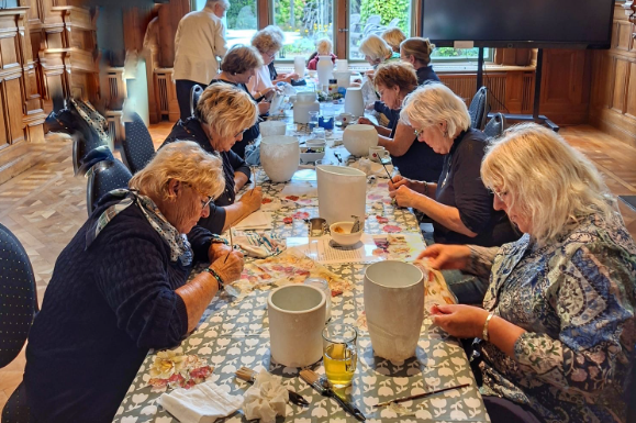 Deelnemers workshop decoreren vazen bij Zwarte Tulp Lisse