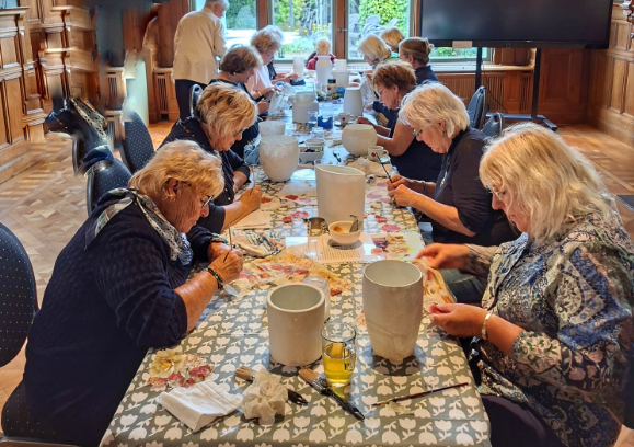 Deelnemers workshop decoreren vazen bij Zwarte Tulp Lisse
