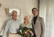 Burgemeester Ter Hark feliciteert echtpaar De Groot-Schreurs met 60-jarig huwelijk