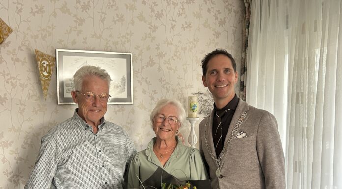 Burgemeester Ter Hark feliciteert echtpaar De Groot-Schreurs met 60-jarig huwelijk