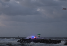 Duikers arrestatieteam en politiehonden zoeken vermiste 18-jarige kitesurfer