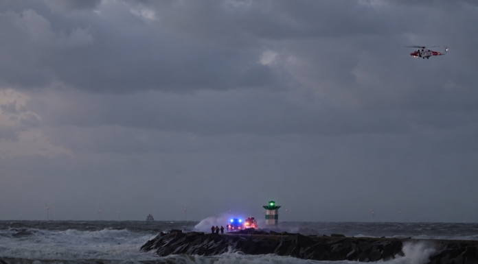 Duikers arrestatieteam en politiehonden zoeken vermiste 18-jarige kitesurfer