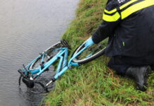 Voorbijgangers redden fietsster uit sloot