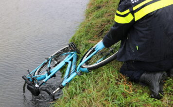 Voorbijgangers redden fietsster uit sloot