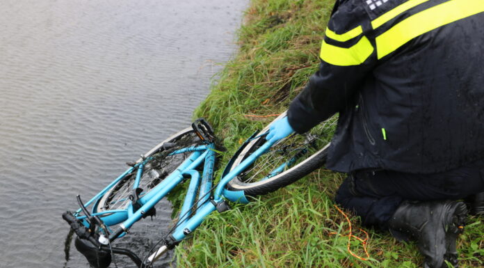 Voorbijgangers redden fietsster uit sloot