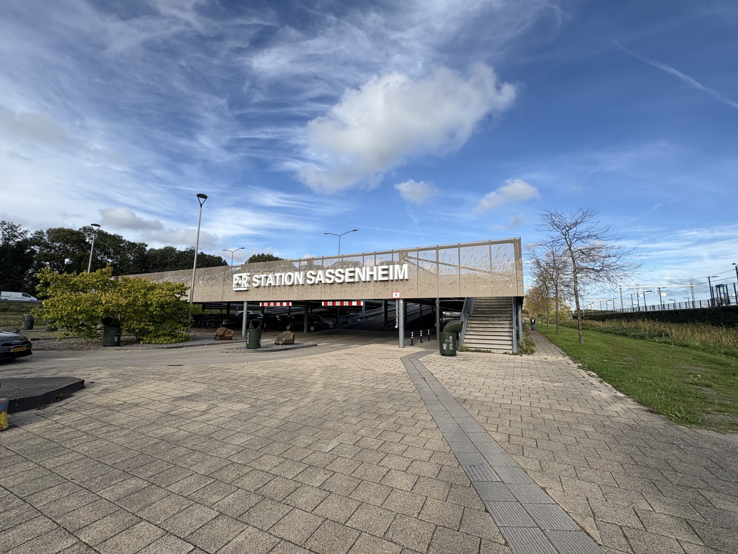 Raad wil meer onderzoek naar betaald parkeren station Sassenheim; 'we moeten niet een stap in het do
