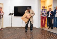 Museum Noordwijk opent expositie ‘Uit het Depot’ met humoristische act