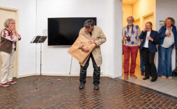 Museum Noordwijk opent expositie ‘Uit het Depot’ met humoristische act