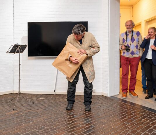 Museum Noordwijk opent expositie ‘Uit het Depot’ met humoristische act