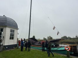Eerste schepen komen aan in Warmond voor de jaarlijkse strontrace