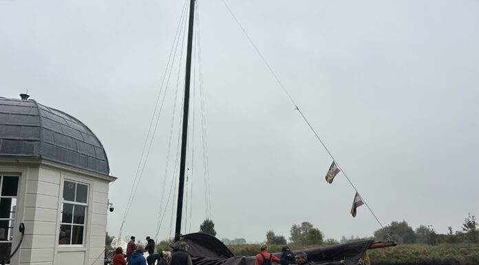 Eerste schepen komen aan in Warmond voor de jaarlijkse strontrace